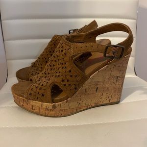 Brown platform shoes. Size 6